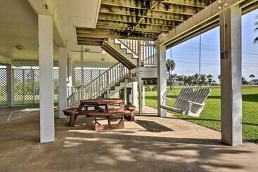 1 Block To Beach: Family Getaway In Galveston!