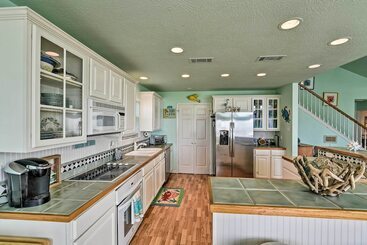 1 Block To Beach: Family Getaway In Galveston!