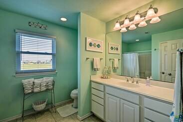 1 Block To Beach: Family Getaway In Galveston!
