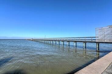1/4 Mi To Beach: Canal View Home In Galveston!
