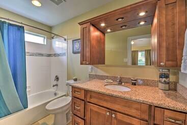1/4 Mi To Beach: Canal View Home In Galveston!