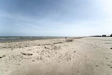 1/4 Mi To Beach: Canal View Home In Galveston!