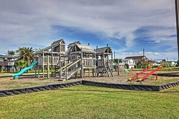1/4 Mi To Beach: Canal View Home In Galveston!