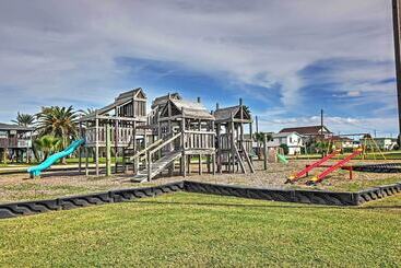 1/4 Mi To Beach: Canal View Home In Galveston!