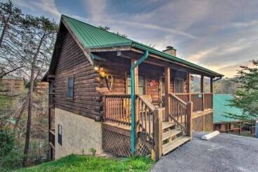 Pigeon Forge Cabin W/ Hot Tub & Mountain Views!