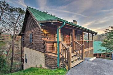 Pigeon Forge Cabin W/ Hot Tub & Mountain Views!
