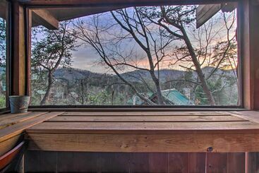 Pigeon Forge Cabin W/ Hot Tub & Mountain Views!