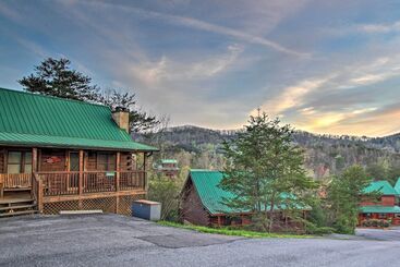 Pigeon Forge Cabin W/ Hot Tub & Mountain Views!