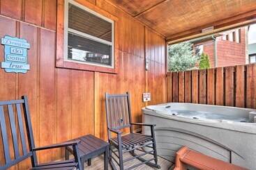 Rustic Pigeon Forge Cabin W/ Hot Tub: Near Town!