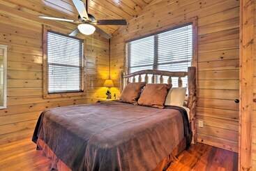 Rustic Pigeon Forge Cabin W/ Hot Tub: Near Town!