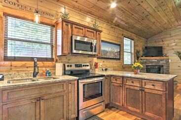 Rustic Pigeon Forge Cabin W/ Hot Tub: Near Town!