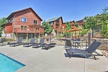 Rustic Pigeon Forge Cabin W/ Hot Tub: Near Town!