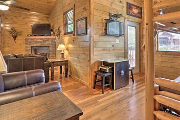 Rustic Pigeon Forge Cabin W/ Hot Tub: Near Town!