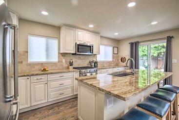 Coastal Carlsbad Home: 1 Mi To Beach & Downtown