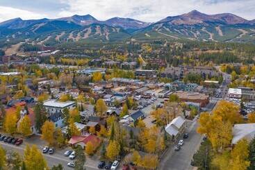 کلبه Historic Breck Cabin W/ Hot Tub: Walk To Main St!