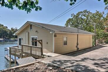 Сельский дом Dock + Lake Ozark Access: Pet Friendly Retreat
