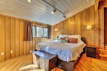 茅舍 Panoramic Mountain View Retreat W/ Hot Tub + Deck!