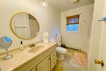 Walk To Dining: Downtown Lenox Guest House!