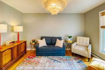 Walk To Dining: Downtown Lenox Guest House!