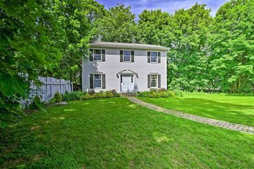 Walk To Dining: Downtown Lenox Guest House!
