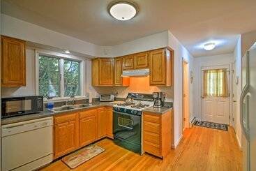 Walk To Dining: Downtown Lenox Guest House!