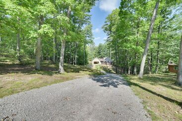 Roscommon Retreat W/ Deck ~ 1 Mile To Higgins Lake