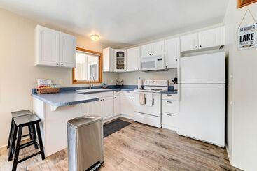 Roscommon Retreat W/ Deck ~ 1 Mile To Higgins Lake
