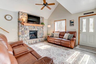 Roscommon Retreat W/ Deck ~ 1 Mile To Higgins Lake