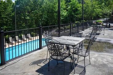 Smoky Mountain Cabin W/ Deck & Hot Tub!