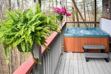 Smoky Mountain Cabin W/ Deck & Hot Tub!