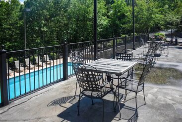 Smoky Mountain Cabin W/ Deck & Hot Tub!