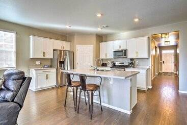 10 Mi To Dia: Spacious Aurora House W/ Yard!
