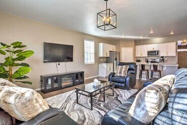 10 Mi To Dia: Spacious Aurora House W/ Yard!
