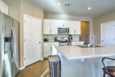 10 Mi To Dia: Spacious Aurora House W/ Yard!