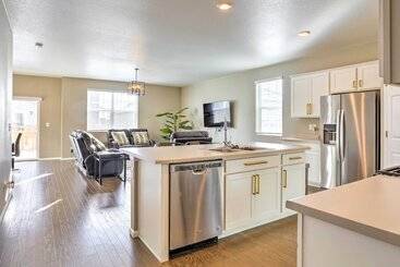 10 Mi To Dia: Spacious Aurora House W/ Yard!