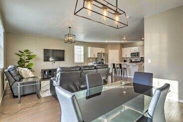 10 Mi To Dia: Spacious Aurora House W/ Yard!