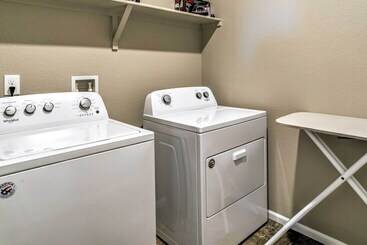 10 Mi To Dia: Spacious Aurora House W/ Yard!