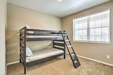 10 Mi To Dia: Spacious Aurora House W/ Yard!