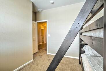 10 Mi To Dia: Spacious Aurora House W/ Yard!