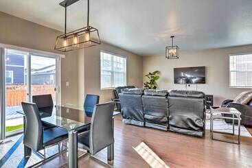10 Mi To Dia: Spacious Aurora House W/ Yard!