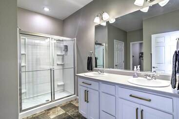 10 Mi To Dia: Spacious Aurora House W/ Yard!