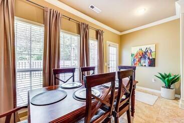 Spacious Family Home 3 Mi To Downtown Fayetteville