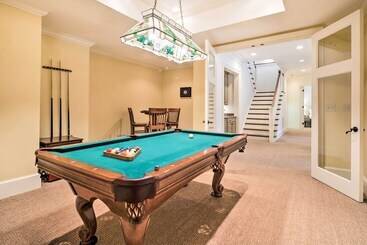 コテージ Pool & Mountain Views: Stunning Mill Spring Home!