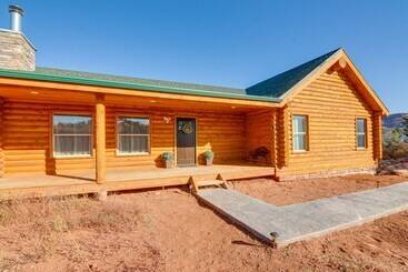 کلبه The Cliffrose Cabin    Hike, Relax, Explore!
