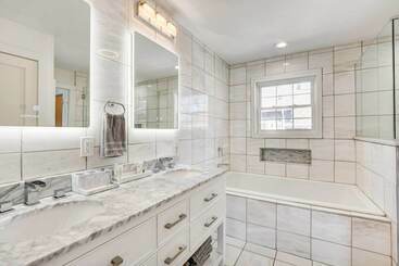 Updated Baltimore Home 8 Mi To Downtown!