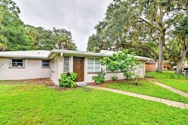 Сельский дом Updated Rustic Yankeetown Home W/ Lanai & Dock