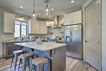 Kanabin  Near Zion Np: Luxe Home W/ Fire Pit!