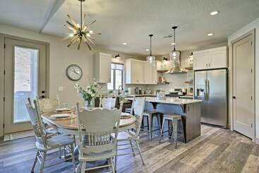 Kanabin Near Zion Np: Luxe Home W/ Fire Pit!