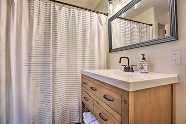 Adobe Home   River & Mtn Views W/ Hot Tub!