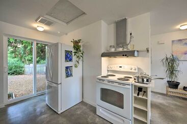 Bright Seattle Cottage W/ Private Backyard Access!